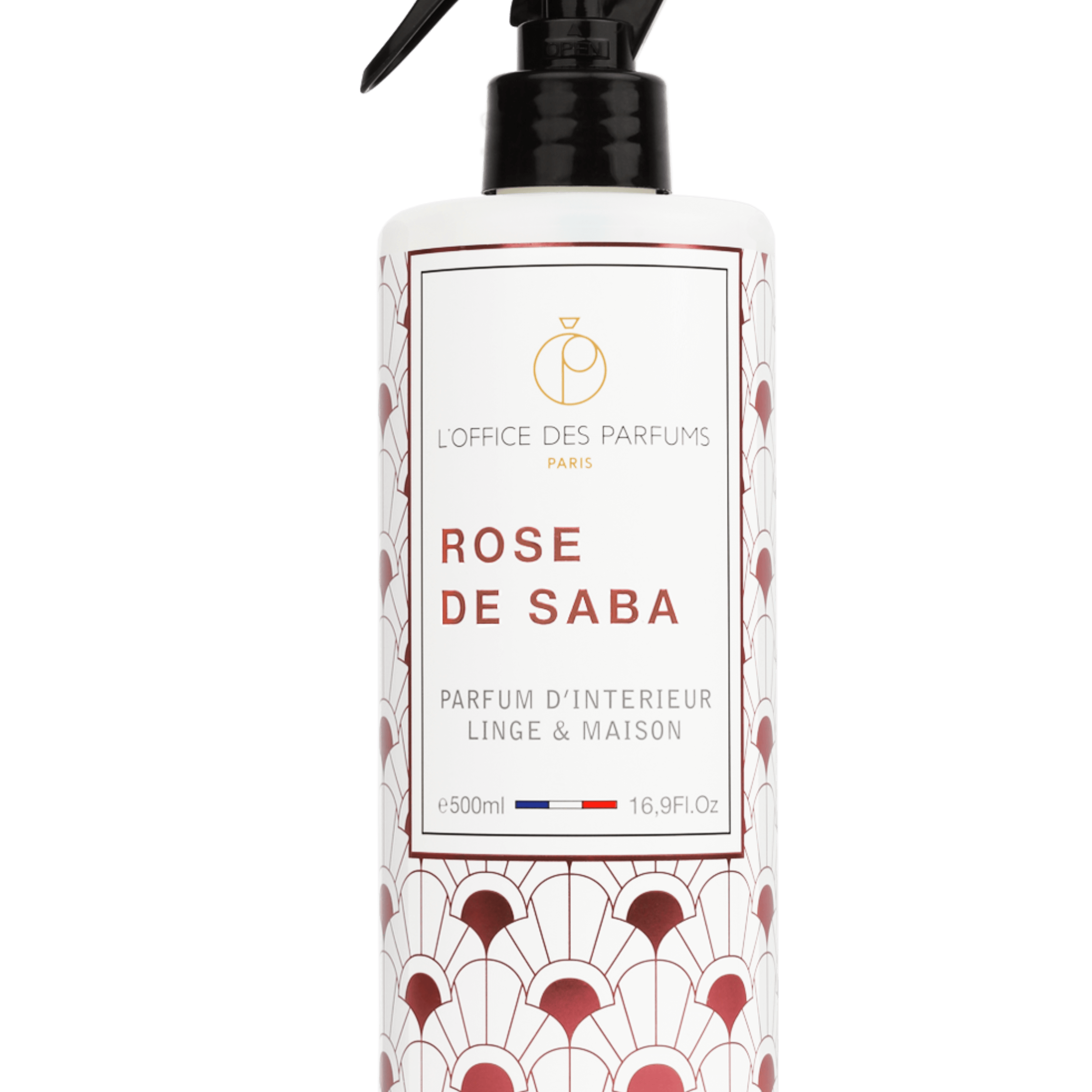 Rose de Saba -huonetuoksu ja pyykkisuihke 500 ml elegantissa lasipullossa, aseteltuna lämpimän sävyisten itämaisten elementtien ja ruusun terälehtien keskelle
