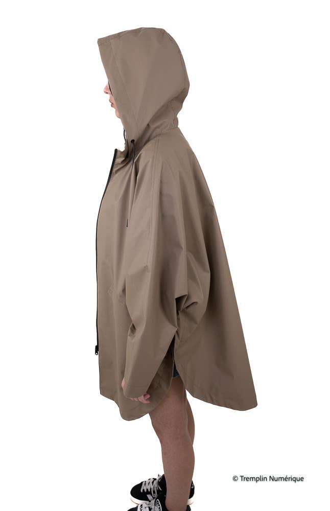 Beige hupullinen sadetakki sivulta