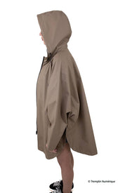 Beige hupullinen sadetakki sivulta