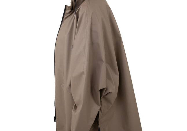 Beige hupullinen sadetakki sivulta