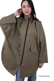 Khaki hupullinen sadetakki edestä 