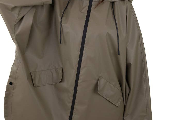 Khaki hupullinen sadetakki edestä 