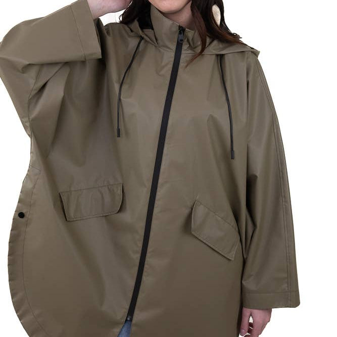 Khaki hupullinen sadetakki edestä 
