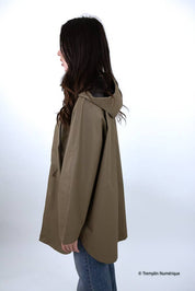 Khaki oversize sadetakki sivulta 