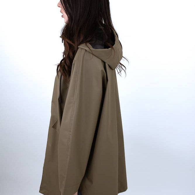 Khaki oversize sadetakki sivulta 
