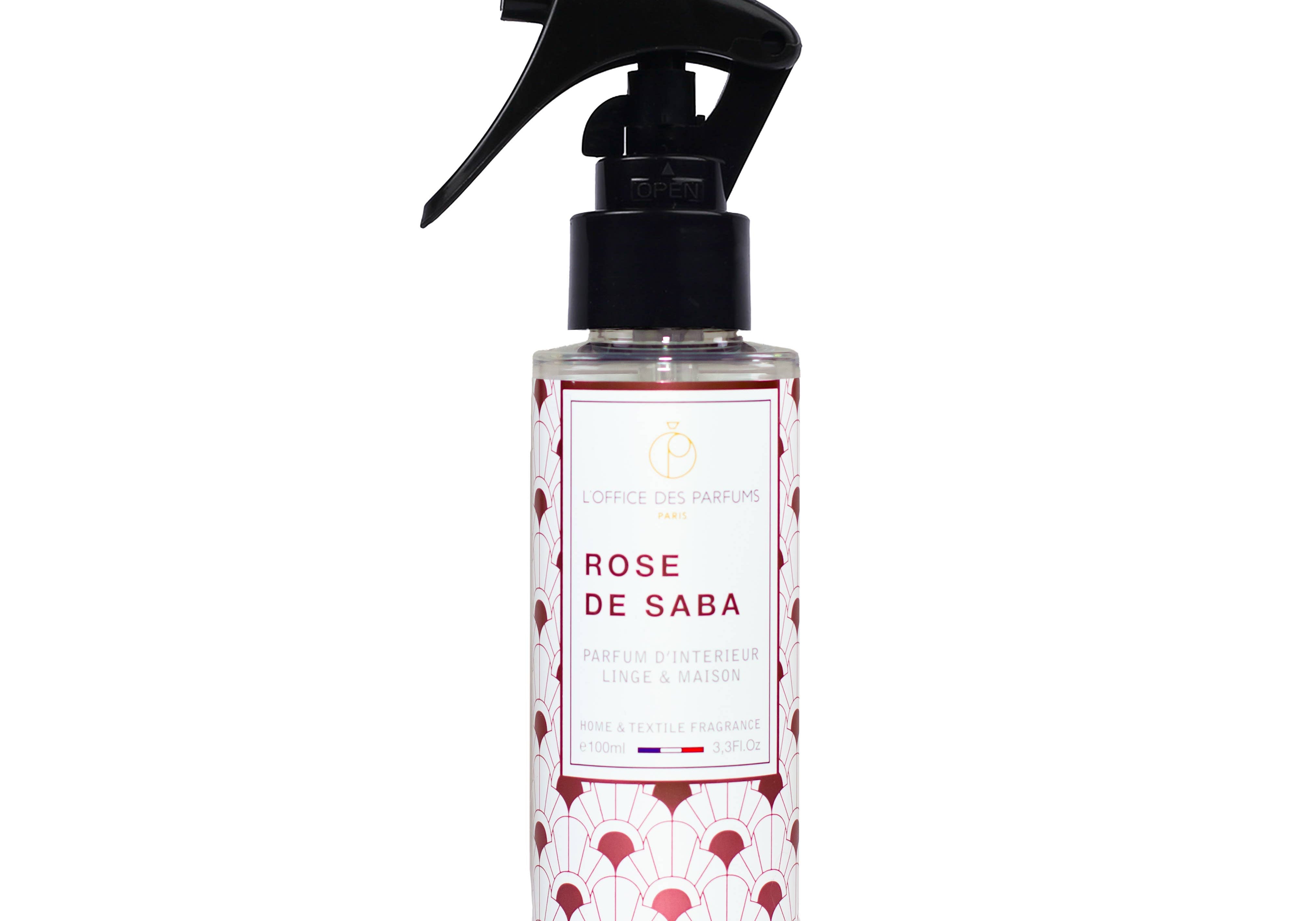 Fleur de Coton -huonetuoksu ja pyykkisuihke 100 ml kauniissa ranskalaisessa lasipullossa, aseteltuna pehmeän valkoisten lakanoiden ja kukkien keskelle