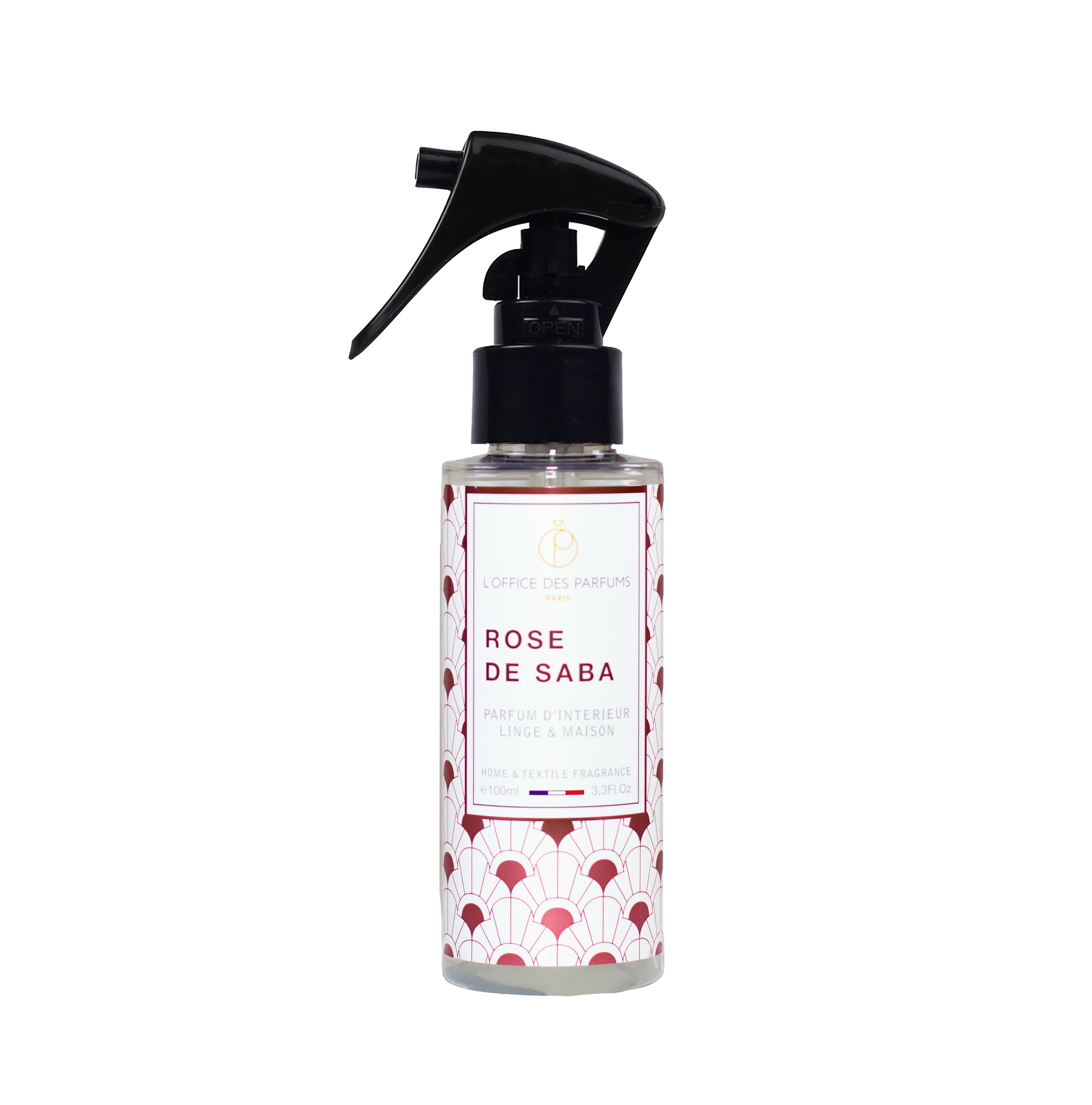 Fleur de Coton -huonetuoksu ja pyykkisuihke 100 ml kauniissa ranskalaisessa lasipullossa, aseteltuna pehmeän valkoisten lakanoiden ja kukkien keskelle