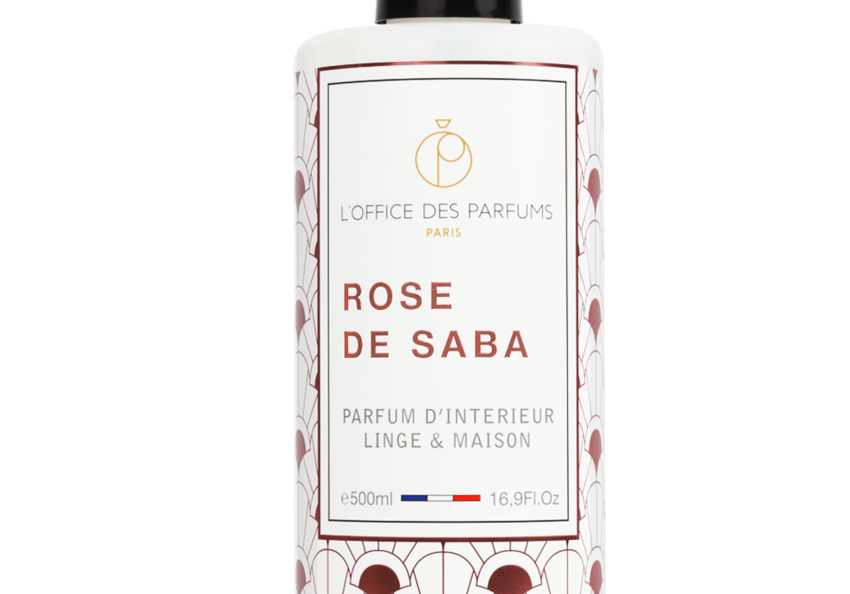 Rose de Saba -huonetuoksu ja pyykkisuihke 500 ml elegantissa lasipullossa, aseteltuna lämpimän sävyisten itämaisten elementtien ja ruusun terälehtien keskelle