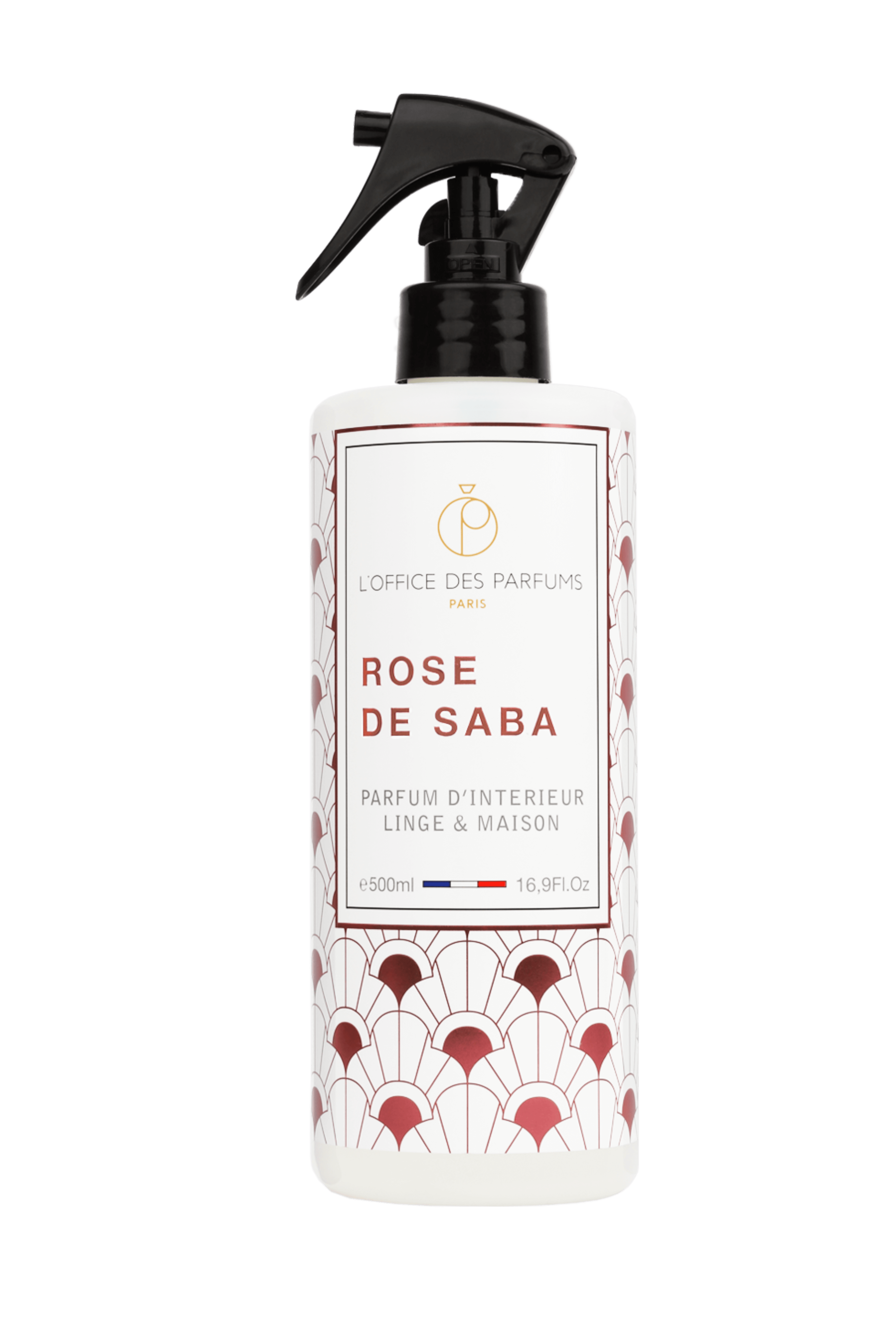Rose de Saba -huonetuoksu ja pyykkisuihke 500 ml elegantissa lasipullossa, aseteltuna lämpimän sävyisten itämaisten elementtien ja ruusun terälehtien keskelle
