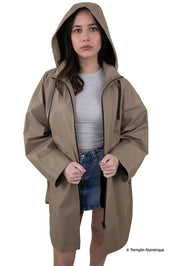 Beige sadetakki edestä