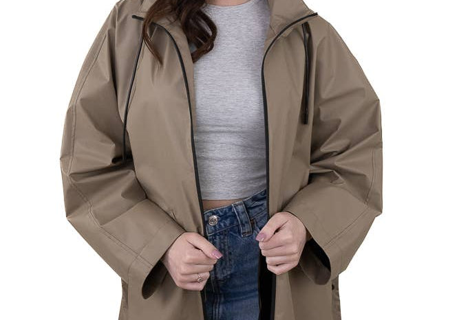 Beige sadetakki edestä