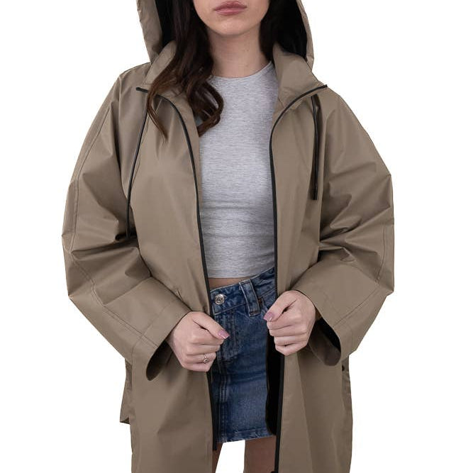 Beige sadetakki edestä