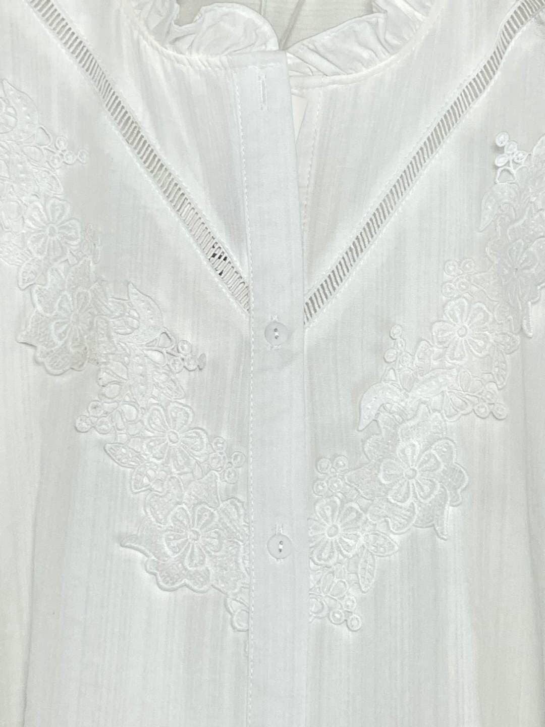 Chemise Blanche Brodée Élégance – Romantic Lace Shirt