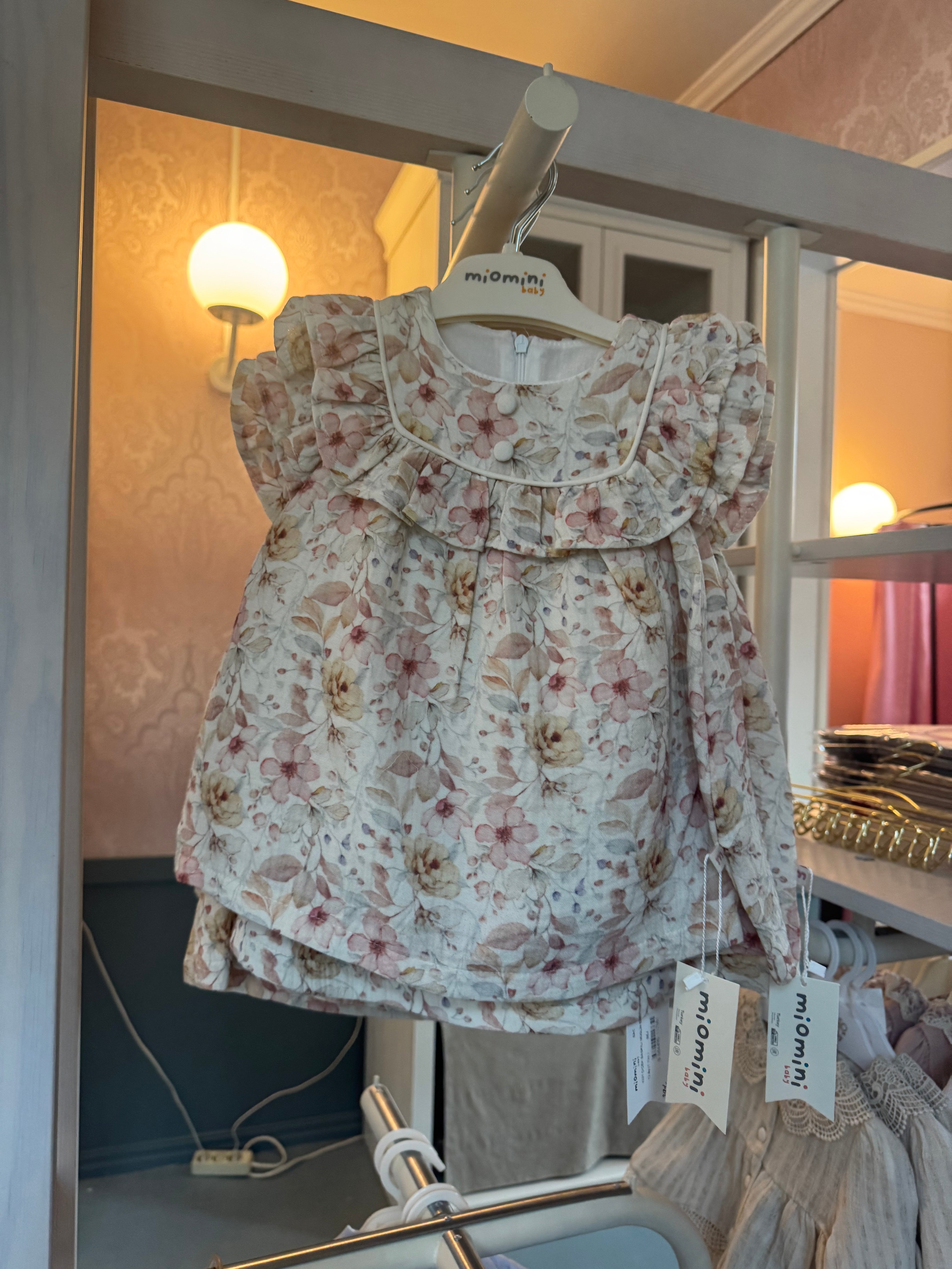Vauvan mekko röyhelöhihoilla , kukkakuvio