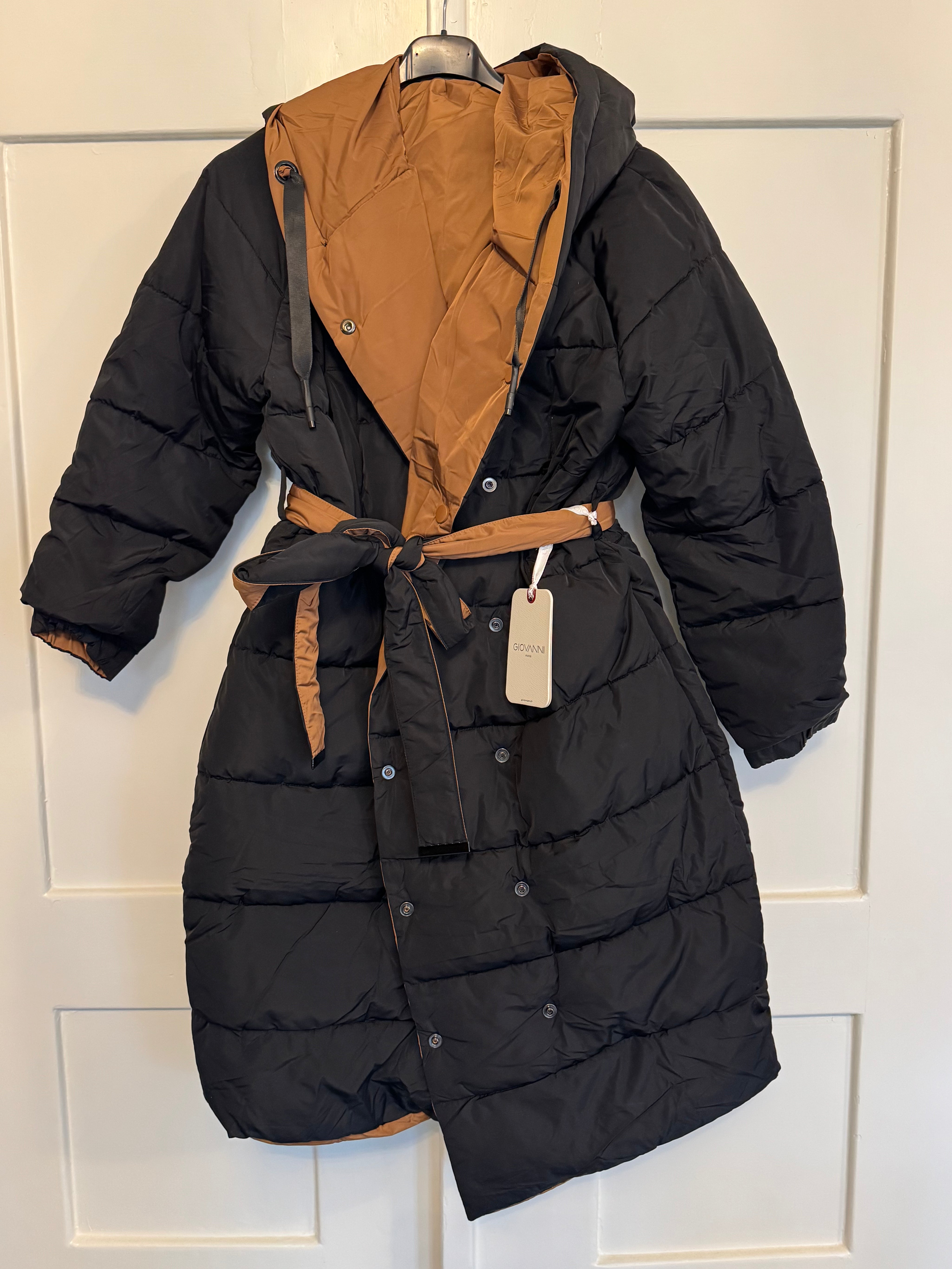 Musta untuvatakki hupulla