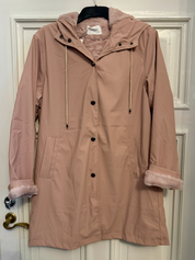 Vaaleanpunainen karvavuorinen sadetakki