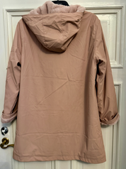 Vaaleanpunainen karvavuorinen sadetakki