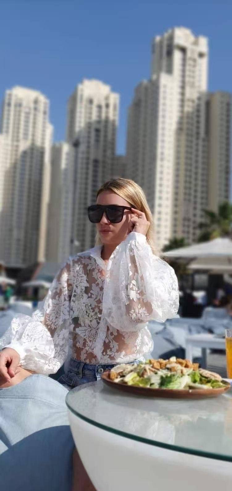 Blouse En Dentelle Transparente – Élégance Parisienne