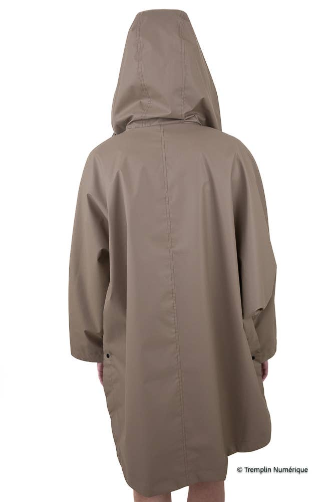 Beige sadetakki takaa