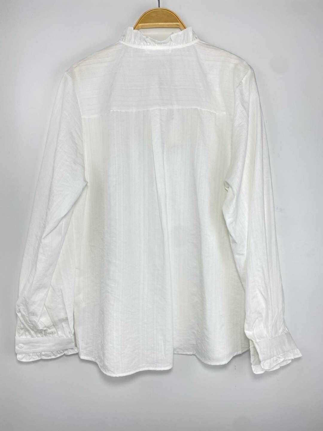 Chemise Blanche Brodée Élégance – Romantic Lace Shirt
