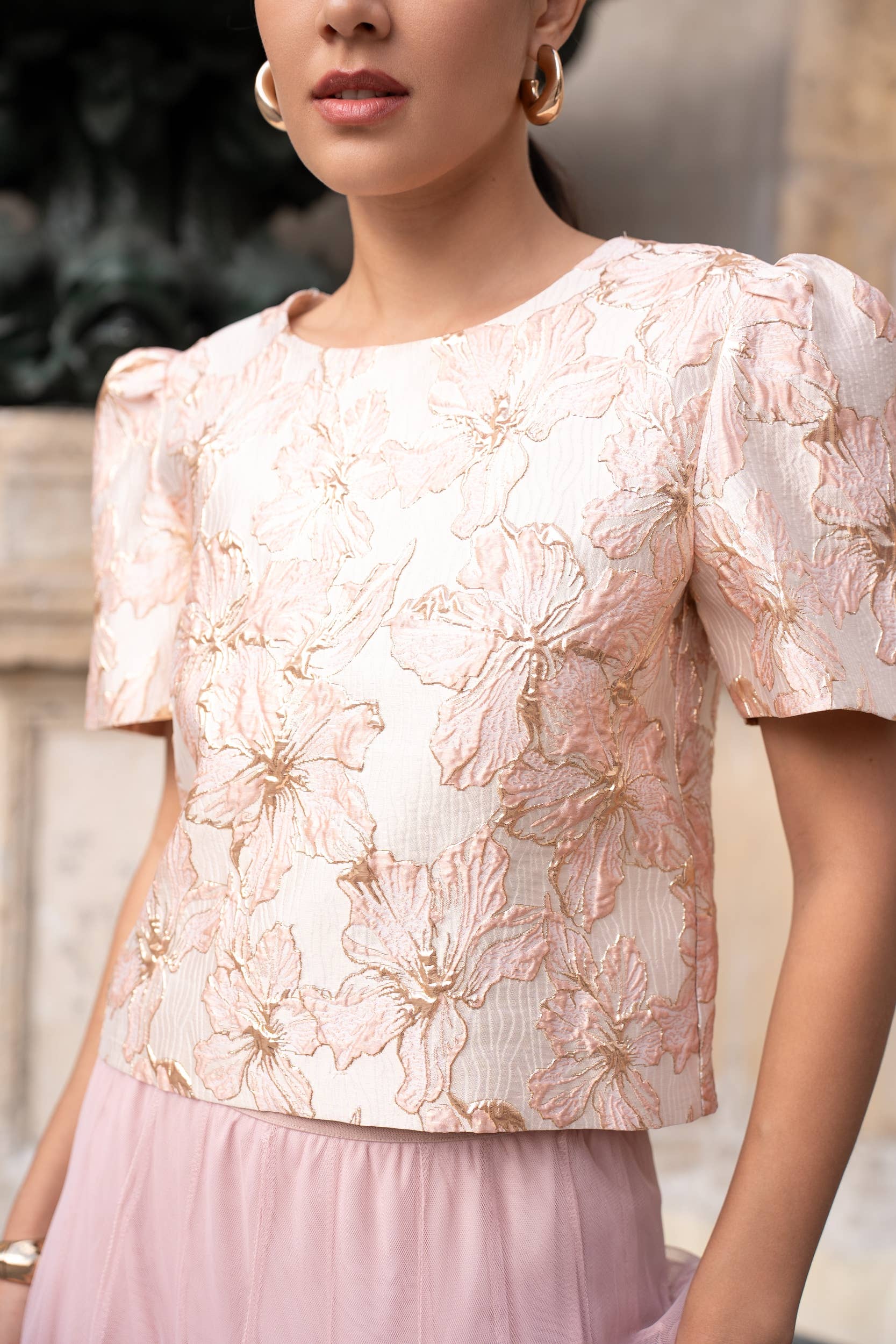 Jacquard topissa on upeat kukka kuviot vaaleanpunaisella pohjalla