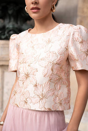 Jacquard topissa on upeat kukka kuviot vaaleanpunaisella pohjalla