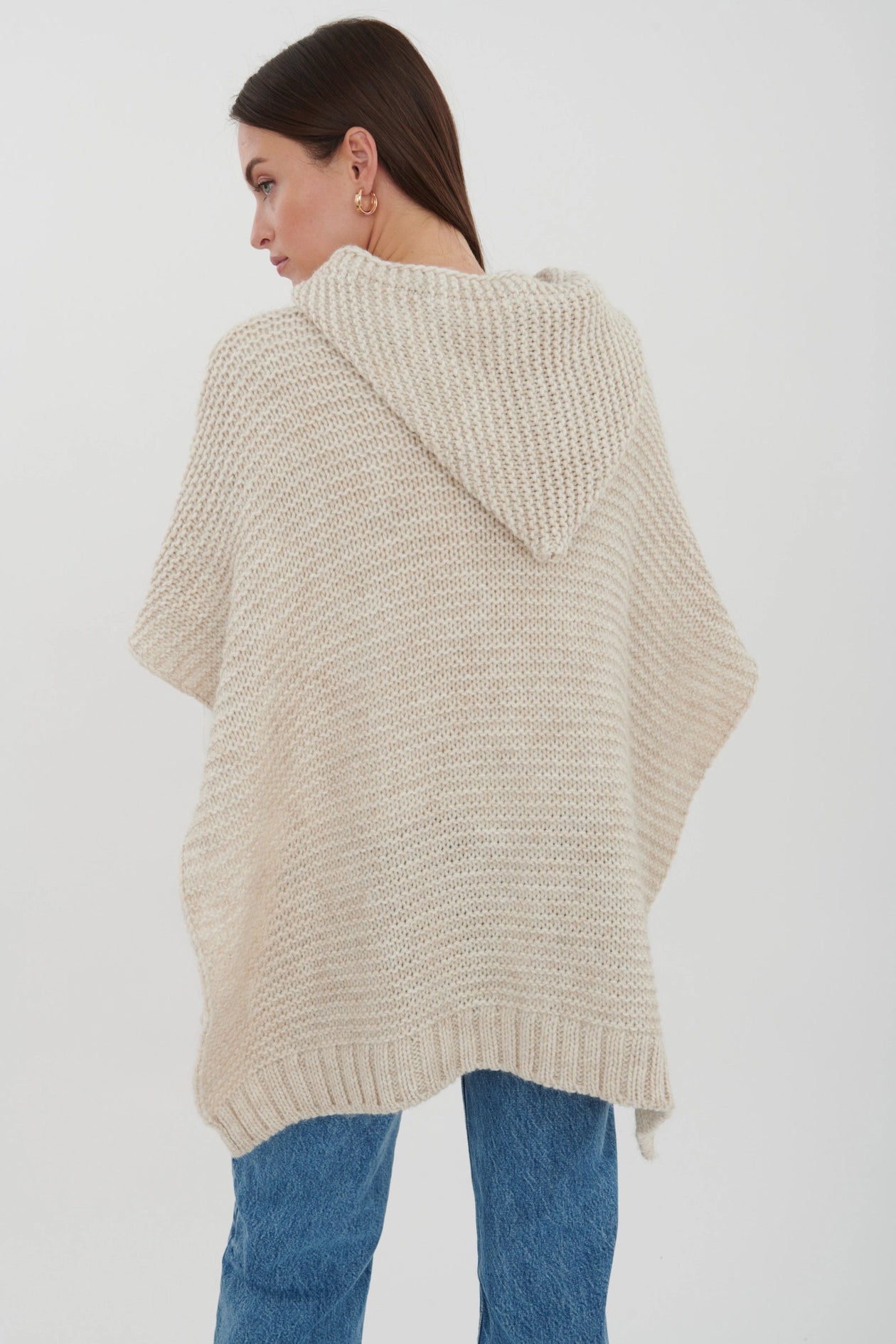 Neuleponcho – Klassista kerrospukeutumista syys- ja talvikauteen