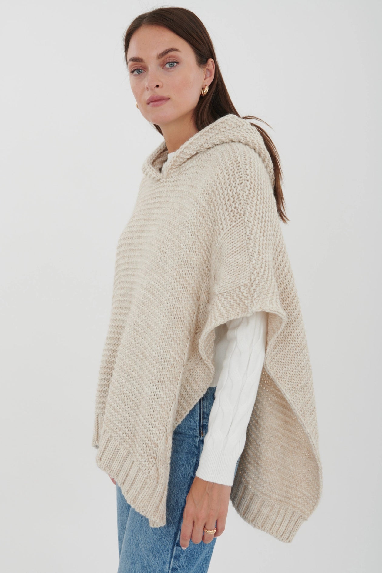 Neuleponcho – Klassista kerrospukeutumista syys- ja talvikauteen